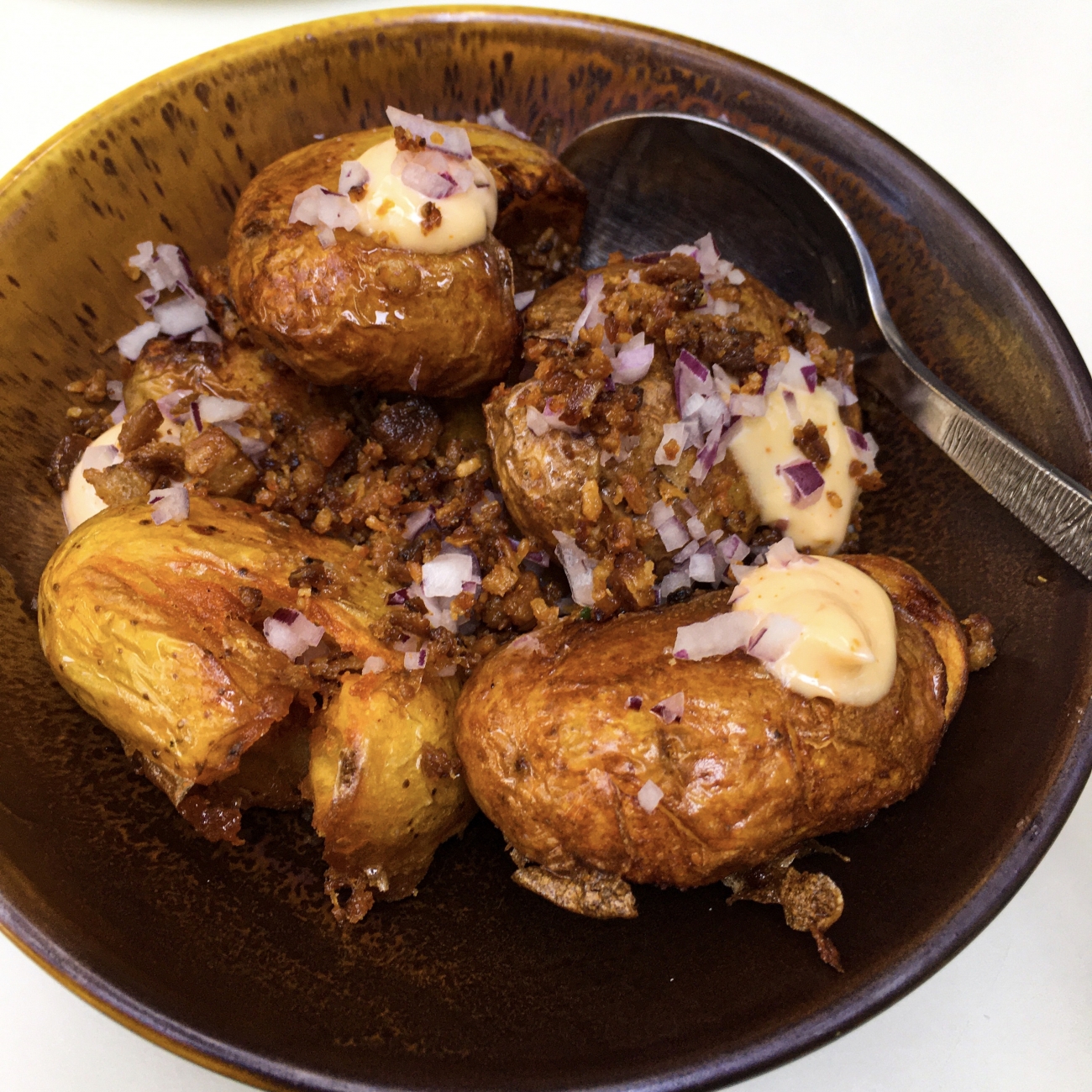 Krokant gebakken aardappelen met pinda’s 